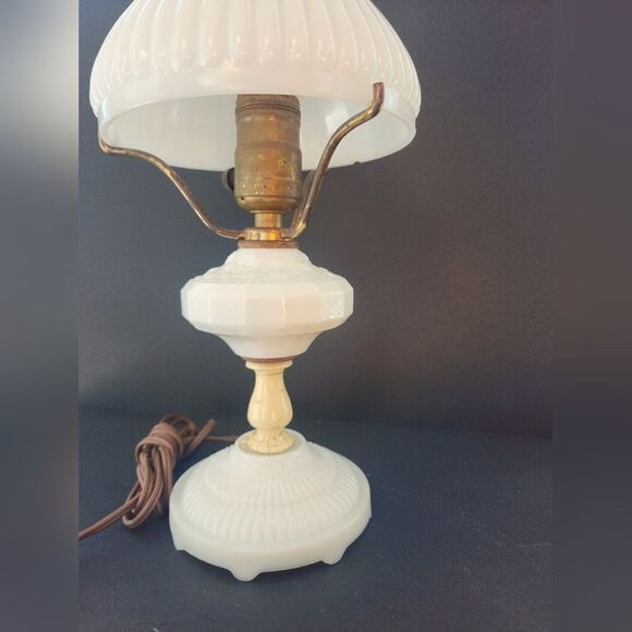 Vintage opaline glass and brass table lamp - Picture 2 of 6